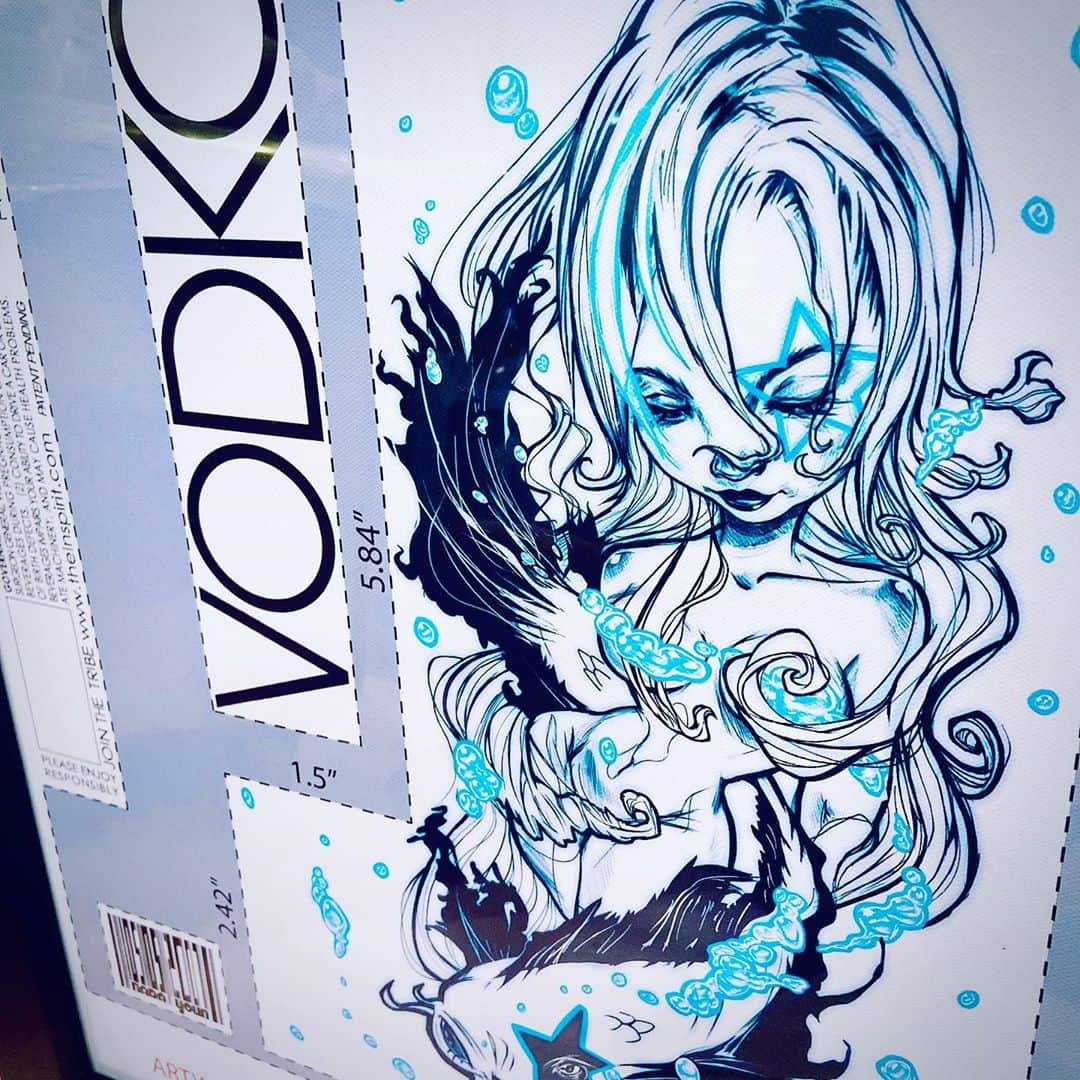 のインスタグラム：「Finally framed ✨  My first design work after graduating from school. The approved artist proof before it went to the factory to print. A few of you clubbers out there may have seen this on a vodka bottle. She became a limited ed artist run Vodka Bottle almost 15 yrs ago.  Been holding onto this artist proof and the bottle for 16yrs now. 😅 You are free from the storage tube! Go to the wall and see the light of day ✨🥂 16년전, 학교 졸업후 첫 공식적인 디자인 작업이된 이 작품. 미국에서 열린 한정판 보드카 병 디자인대회에서 다섯 작품들 중 하나로 뽑혀서 보드카병이 된 오래된 친구 입니다.  15년 동안 튜브 안에서 사느라 고생했어. 이제 액자 안에 들어가서 빛 좀 보렴.. 😄  . . #art #vodka #bongspirit #bottlecollection #bottlecollector #artistbottle #bongvodka #dontbekoi #myfirstproject」