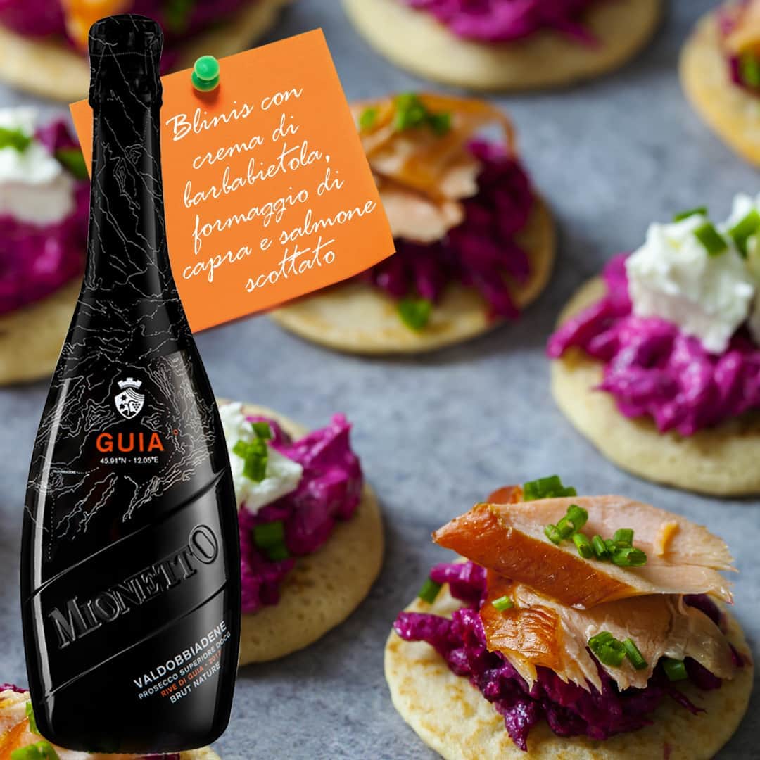 Mionetto Proseccoのインスタグラム：「Una rivisitazione delle classiche focaccine 🍴🥂 Prova la nostra ricetta!⁣ ⁣ INGREDIENTI (per 14-16 blinis)⁣ 80 gr di farina 00⁣ 8 gr lievito istantaneo⁣ 50 ml panna fresca liquida⁣ 100 ml latte⁣ 1 uovo⁣ 1 barbabietola⁣ 200 gr salmone scottato⁣ 200 gr ricotta di capra⁣ ⁣ PROCEDIMENTO⁣ ⁣ Per preparare i blinis iniziate con la preparazione dell’impasto base: separate il tuorlo dall’albume e sbattete il tuorlo in una terrina, aggiungete il latte e la panna a filo mescolando bene per evitare la formazione di grumi.⁣ ⁣ Aggiungete poi la farina e il lievito setacciati e continuate a mescolare.⁣ ⁣ Lasciate riposare l’impasto per un’oretta circa. Aggiungete poi all’impasto l’albume montato a neve con un pizzico di sale, facendo attenzione a non sgonfiarlo.⁣ ⁣ Scaldate e ungete con poco burro una padellina antiaderente per crepes, quando sarà ben calda ponetevi un mestolino di impasto che si gonfierà formando una crespella di diametro di circa 7 cm. Quando il fondo si sarà rassodato girate il blinis aiutandovi con una spatola e fate dorare anche l’altro lato. Continuate così fino a terminare tutto il composto.⁣ ⁣ Cuocete la barbabietola per 15 minuti in acqua salata, scolatela, tagliatela a listarelle e adagiatela sui blinis.⁣ ⁣ Guarnite l’ultimo strato dei blinis con qualche fettina di salmone scottato o con un po’ di ricotta di capra.⁣ ⁣ #mionettoprosecco #mionettoinsieme⁣ ⁣ Bevi Mionetto responsabilmente」