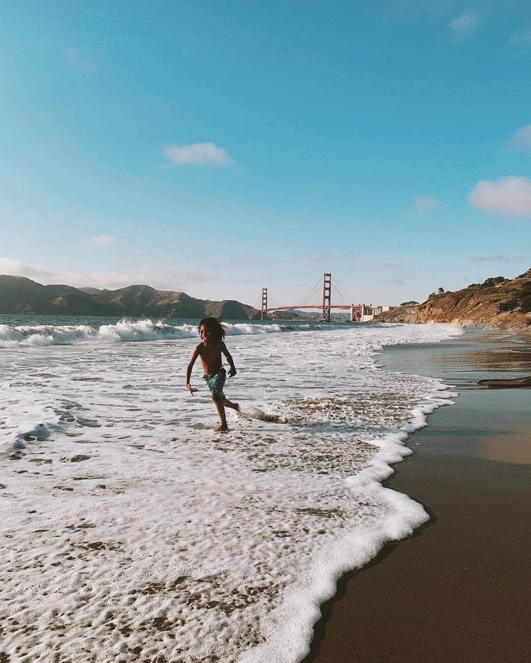 Visit The USAさんのインスタグラム写真 - (Visit The USAInstagram)「That Friday feeling 🙌 ☀️ Baker Beach in San Francisco, California has an amazing view of the Golden Gate Bridge! 🌁  Frolick through the water or set up for a gorgeous picnic. Tag a friend who would love this view! 📸 : @thetjandjaxshow #VisitTheUSA #TogetherInTravel」8月22日 1時00分 - visittheusa