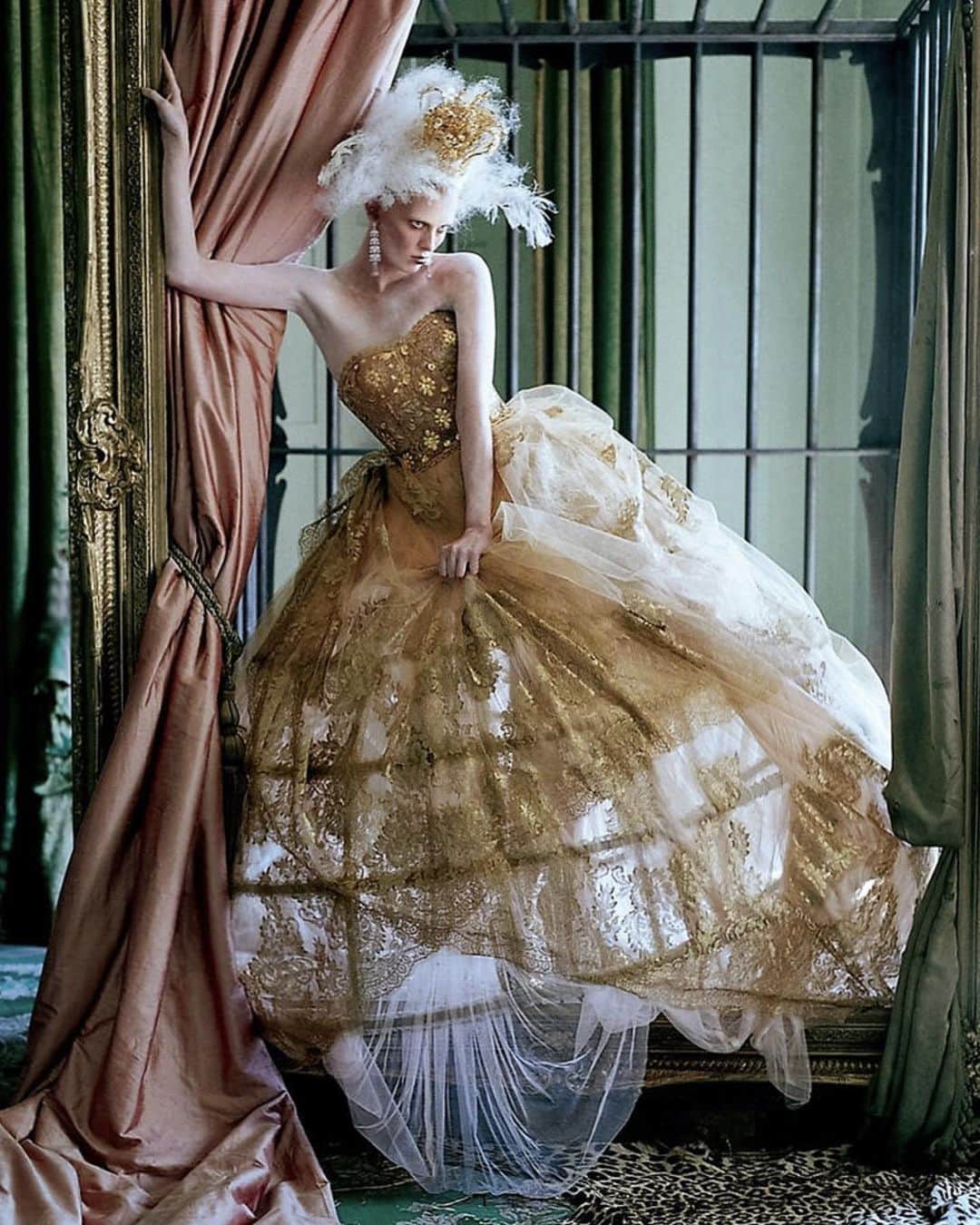 ジル・スチュアートのインスタグラム：「“Outside the dawn is breaking but inside in the dark  I’m aching to be free” -Queen . Karen Elson by Tim Walker for LOVE Magazine No. 10, 2014. . #queen #karenelson #timwalker #lovemagazine #opulence #darkness #crinoline #beauty #drama #fashion #photography #inspiration」
