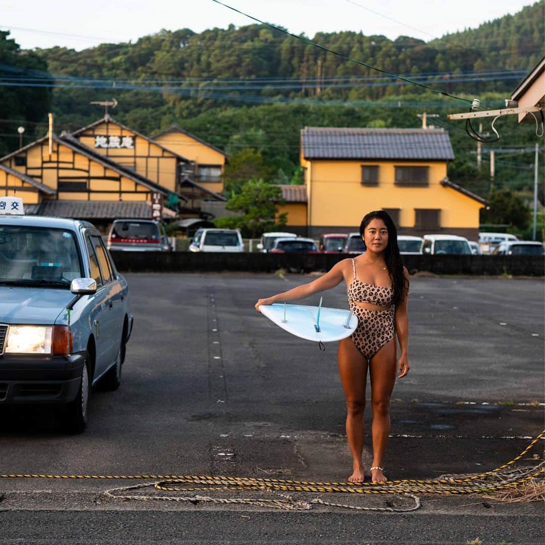 BILLABONG WOMENSさんのインスタグラム写真 - (BILLABONG WOMENSInstagram)「Meet @natsumitaoka a local Chiba native and stylish competitive longboarder who’s keen to paddle out, whether it’s two foot or ten foot (and beyond). It’s hard to say whether her smile is bigger on land or in water, but clear to us this surfer is on her way to meet her goal of World Champion Longboarder.  ”I can’t imagine my life without surfing! It makes me happy all the time. Female surfers are powerful, and surfing shows us just how strong women are!” #KnowTheFeeling」8月22日 1時03分 - billabongwomens