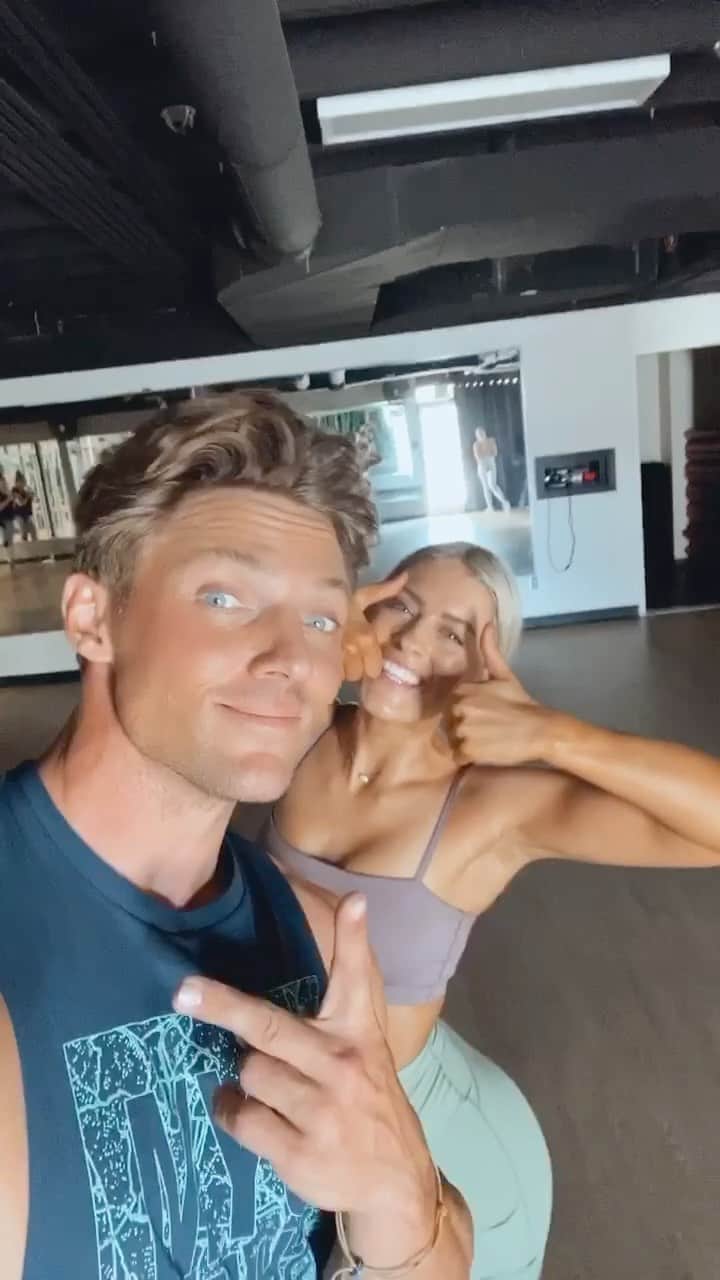 スティーブ・クックのインスタグラム：「My favorite part of working out is mixing it up and getting creative with it. We combined the home workout style of @whitneyysimmons with @nba playoff inspired basketball movements.  Do each movement 3X, 40 seconds on, 20 seconds off.  Dribble Thrus Rebound Jump Pivots Defensive Slides  Step Back Js (Yell “KOBE” on the follow thru for bonus pump)  Have fun with it and mix it up!」