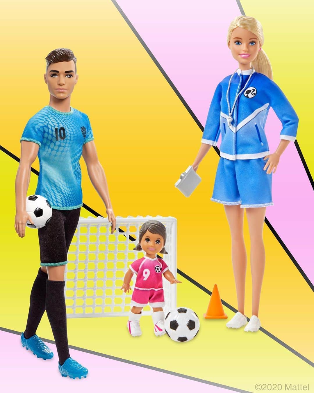 バービーさんのインスタグラム写真 - (バービーInstagram)「Coaching with Ken! ⚽️ Do you have a favorite sport? #Barbie」8月22日 1時10分 - barbie