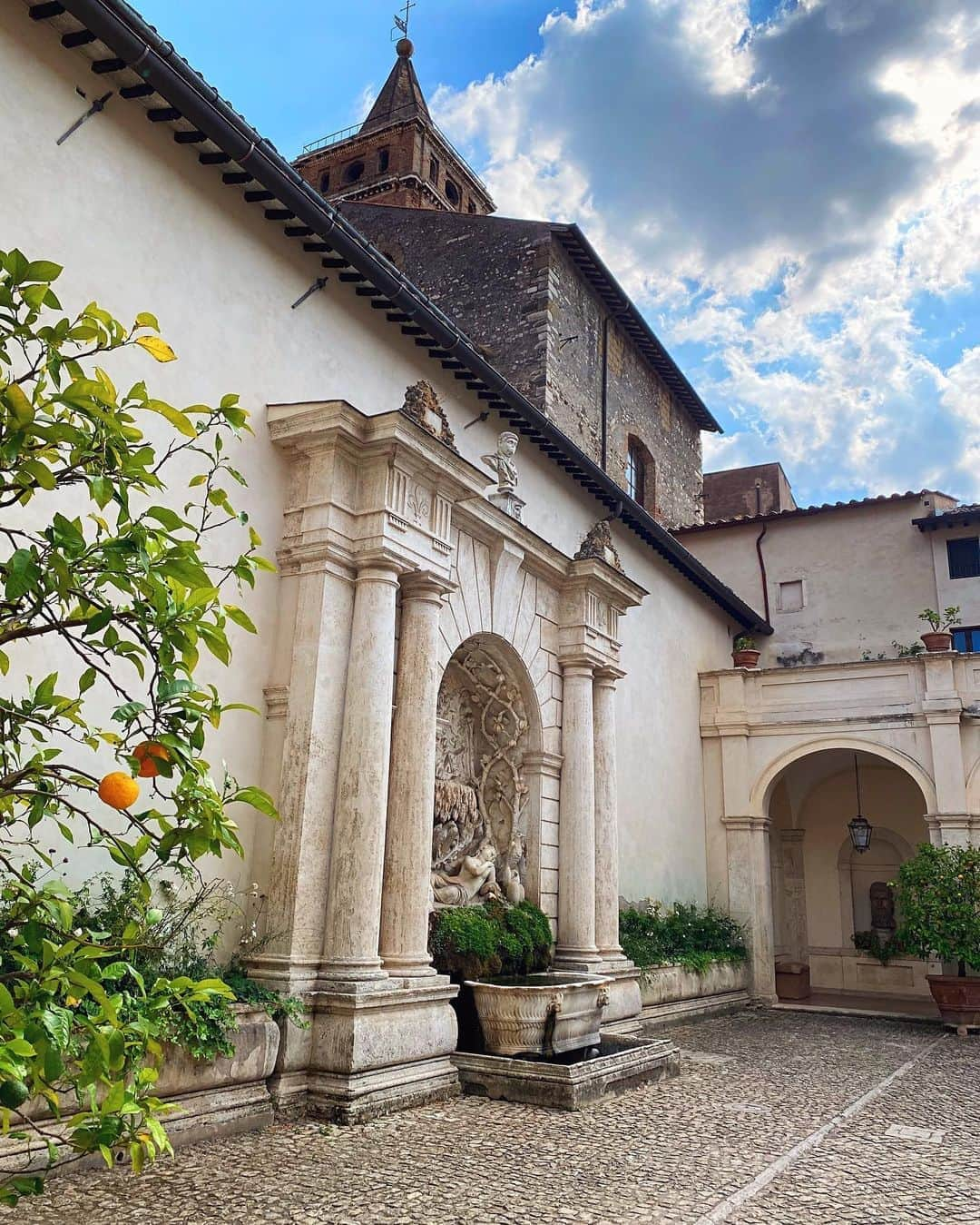 sananasさんのインスタグラム写真 - (sananasInstagram)「📍Villa d’Este 😍C’est tellement beau ! Je veux un jardin comme celui-là ... (avec les jardiniers qui vont avec 😆)  #Tivoli #Italie #Italy #InLove」8月22日 1時11分 - sananas2106