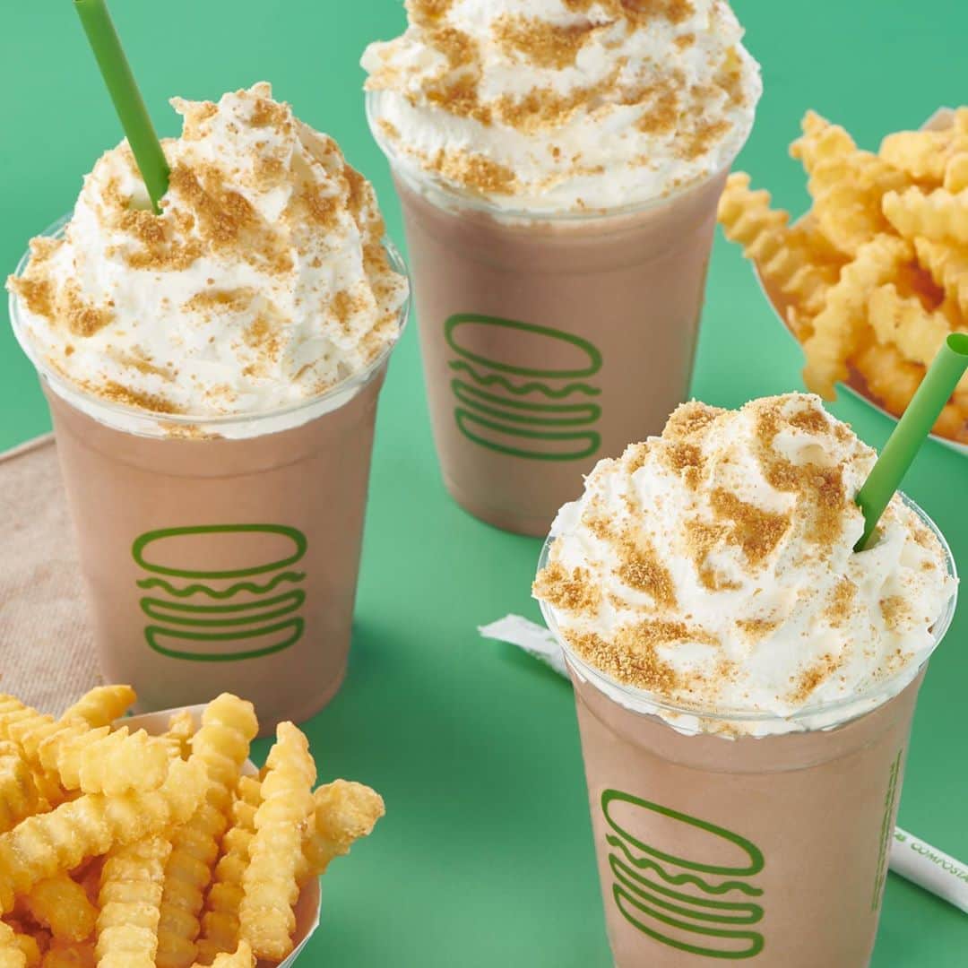 SHAKE SHACKさんのインスタグラム写真 - (SHAKE SHACKInstagram)「Get a taste of camping (without the hassle of pitching a tent) with our limited edition S’mores Shake! 😉🏕   This campfire-inspired treat features chocolate frozen custard blended with marshmallow sauce and graham cracker crumbs, topped with whipped cream + (you guessed it) extra graham crumbs. 😍   Available for a limited time! #shakeshack」8月22日 1時26分 - shakeshack