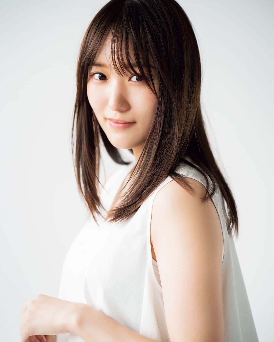 週刊少年マガジンのインスタグラム：「#週刊少年マガジン 38号発売中！ 緊急撮り下ろし巻頭グラビア！ 活動休止発表から１か月、キャプテンが語る特別インタビュー！ #欅坂46 #菅井友香 さん登場！  撮影 / HIROKAZU MAX スタイリング / 優哉 ヘアメイク / 平松浩幸 デザイン / 松本麻実 ( GROSVENOR design )」
