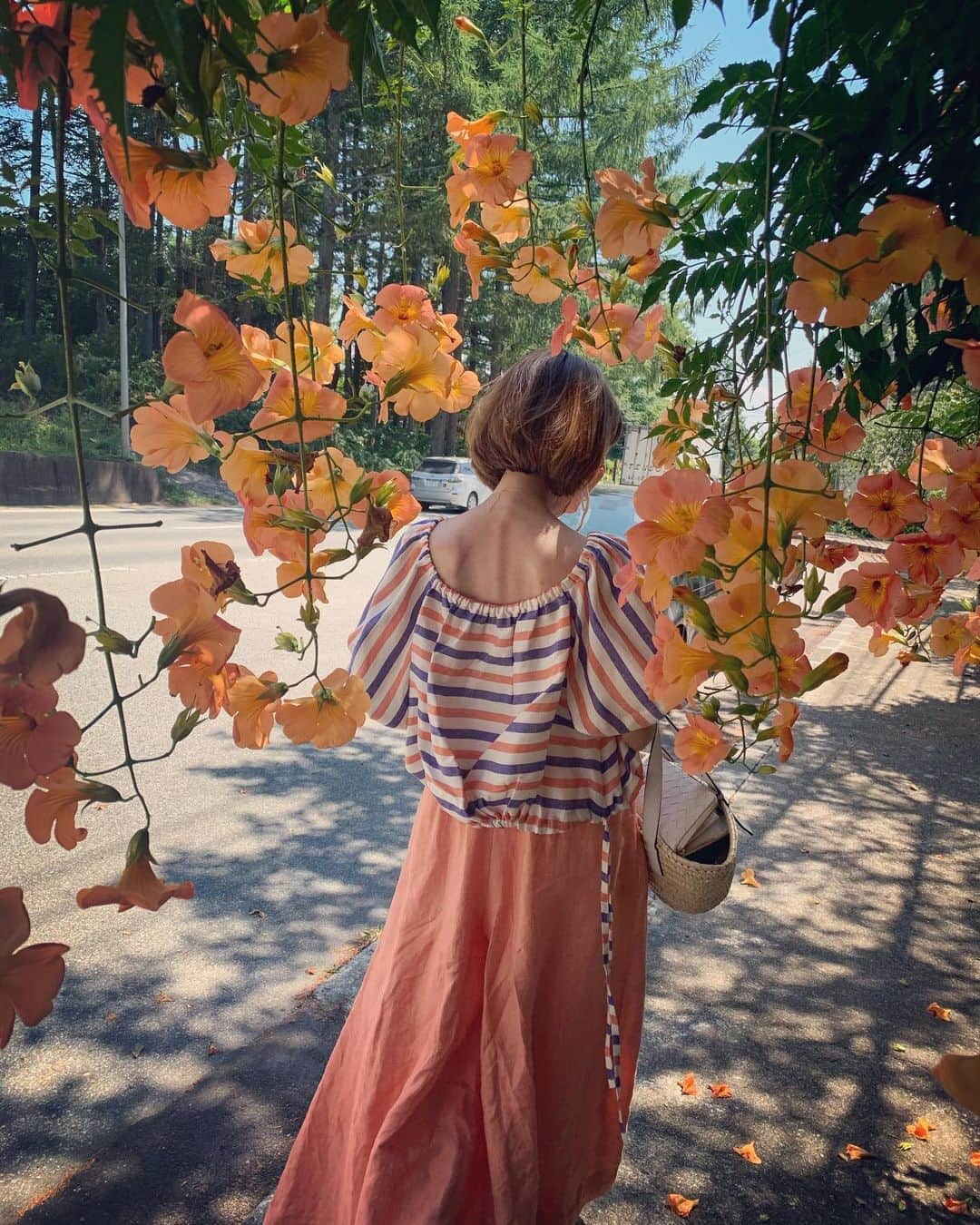 風間ゆみえのインスタグラム：「ノウゼンカズラのオレンジ色の花の下をくぐる @keikosasaki_mylan の服とマスクの色が重なってとてもきれいで思わずiPhone取り出して20枚くらい連写してました。  @keikosasaki_mylan  @mylan_official   @iwahoriseri  せり〜 余談だけど…笑  最後の6枚目の写真みてると、、 「花の呼吸🌸‼︎」とか言いたくなっちゃうの。  おくらばせながら。 娘さんの誘惑にのって鬼滅デビューを果たした私には"柱"に見えてくるの…笑」
