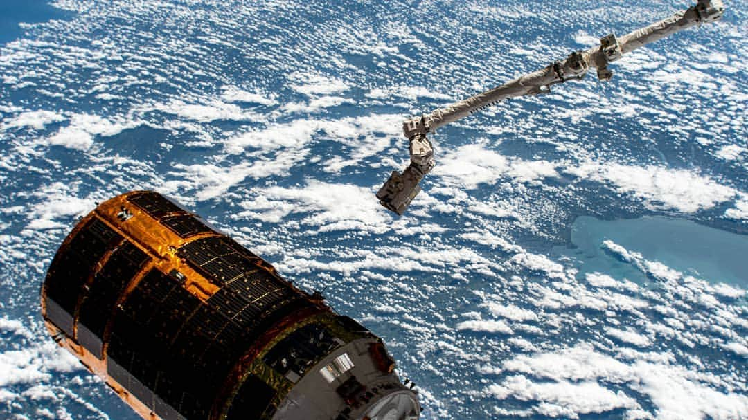 国際宇宙ステーションさんのインスタグラム写真 - (国際宇宙ステーションInstagram)「The Canadarm2 robotic arm backs away after releasing Japan's HTV-9 resupply ship on Tuesday Aug. 18, 2020. The HTV-9 reentered Earth's atmosphere above the South Pacific on Thursday for a fiery, but safe demise.  #nasa #jaxa #csa #unitedstates #japan #canada #earth #robotics #cargo #htv #international #space #station」8月22日 1時33分 - iss