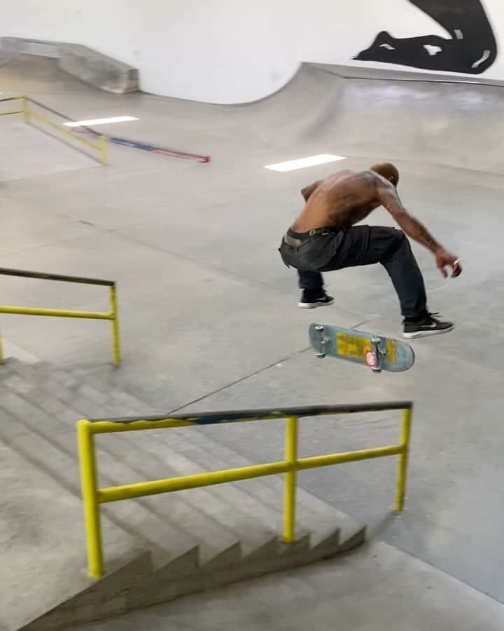 マニー・サンティアゴのインスタグラム：「Been a minute @berrics 🤝」