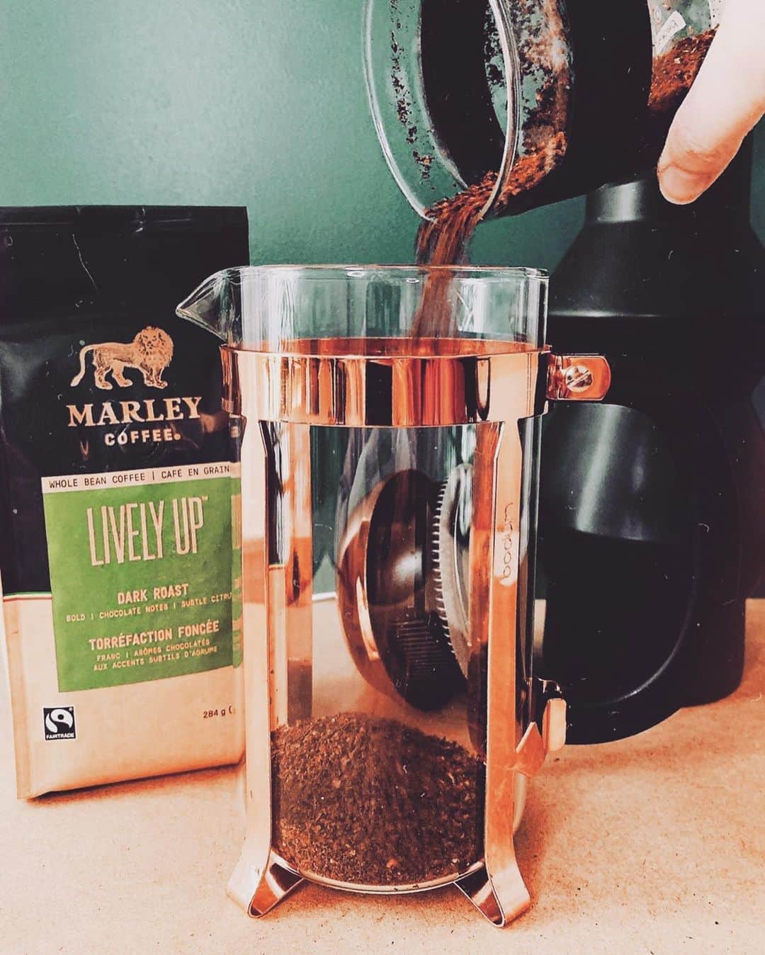 ボブ・マーリーさんのインスタグラム写真 - (ボブ・マーリーInstagram)「HOW TO MAKE @MARLEYCOFFEE IN A FRENCH PRESS, THE RIGHT WAY ☕️⠀⁣⁣⁣⁣⁣⁣⁣⁣⁣⁣⁣⁣⁣ ⠀⁣⁣⁣⁣⁣⁣⁣⁣⁣⁣⁣⁣⁣ Requiring little electricity and no paper filter, a french press is an eco-friendly way to brew up your favourite cup, because the oils in the coffee make their way right to your mug. We love One Love or Lively Up made this way. ⠀ Here’s how: ⠀ You’ll need ½ cup of freshly ground coffee and 4 cups of cold water for a standard 32oz french press. ⠀ ➖Measure the coffee beans ➖Grind to a coarse setting (you want bigger grinds so they don’t go through the metal filter) ➖Add grinds to french press ➖Boil water ➖Pour boiled water on grinds making sure to cover all of them ➖Stir ➖Put on cover and let sit for 4 minutes ➖Plunge the filter ➖Pour and enjoy ⠀ ✌🏾☮️ #MarleyCoffee #FrenchPress #EarthMonth」8月22日 1時37分 - bobmarley