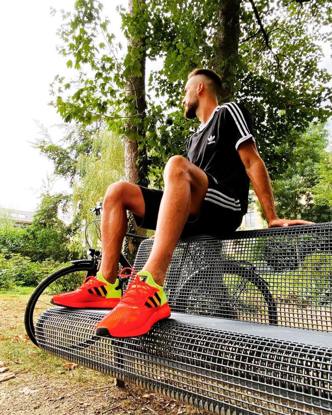 ケナン・カラマンのインスタグラム：「Looking ahead #adidasZX #adidasOrginals @adidas_de @adidasoriginals」