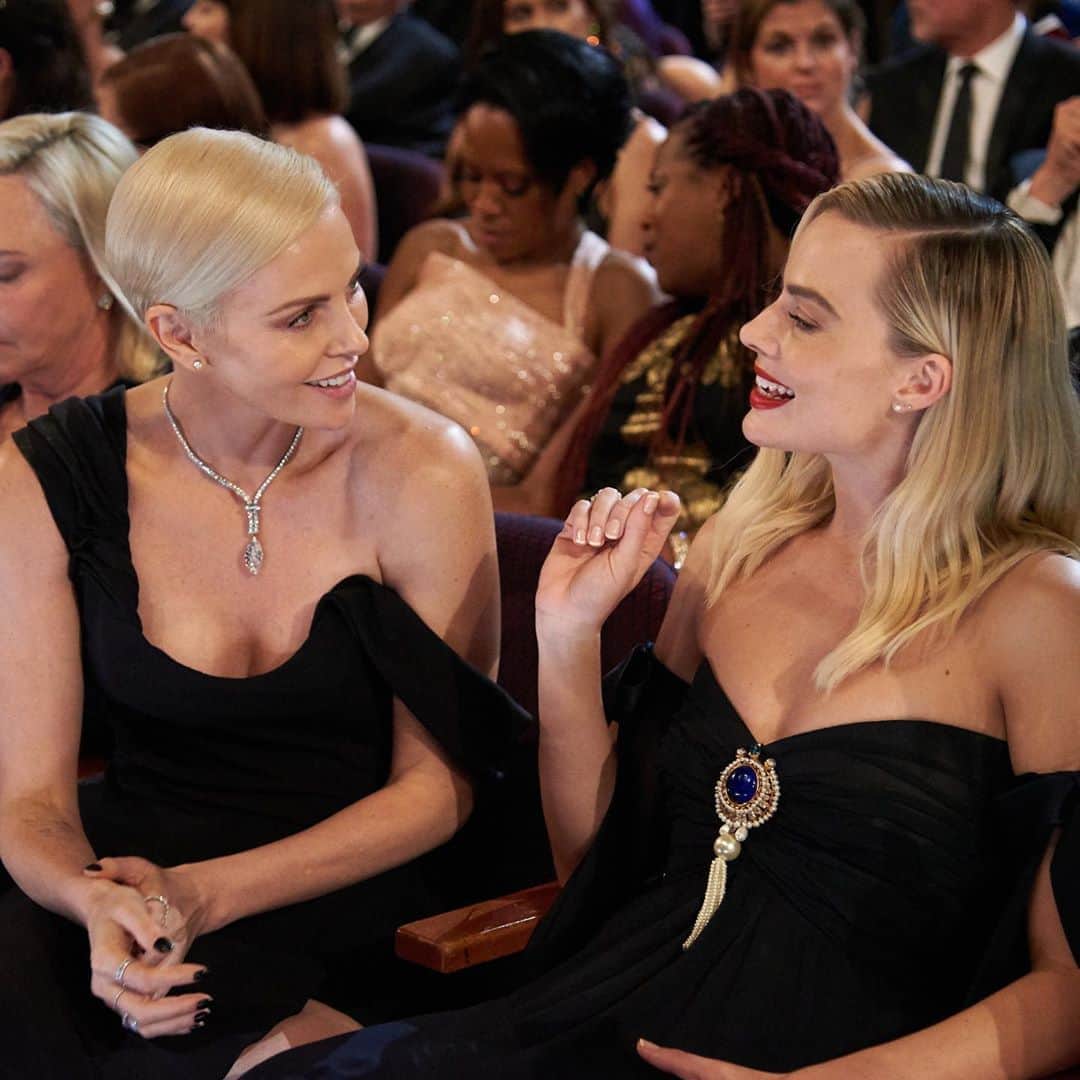 アカデミー賞さんのインスタグラム写真 - (アカデミー賞Instagram)「Flashing back to Charlize Theron and Margot Robbie at the #Oscars during a commercial break earlier this year.」8月22日 1時50分 - theacademy