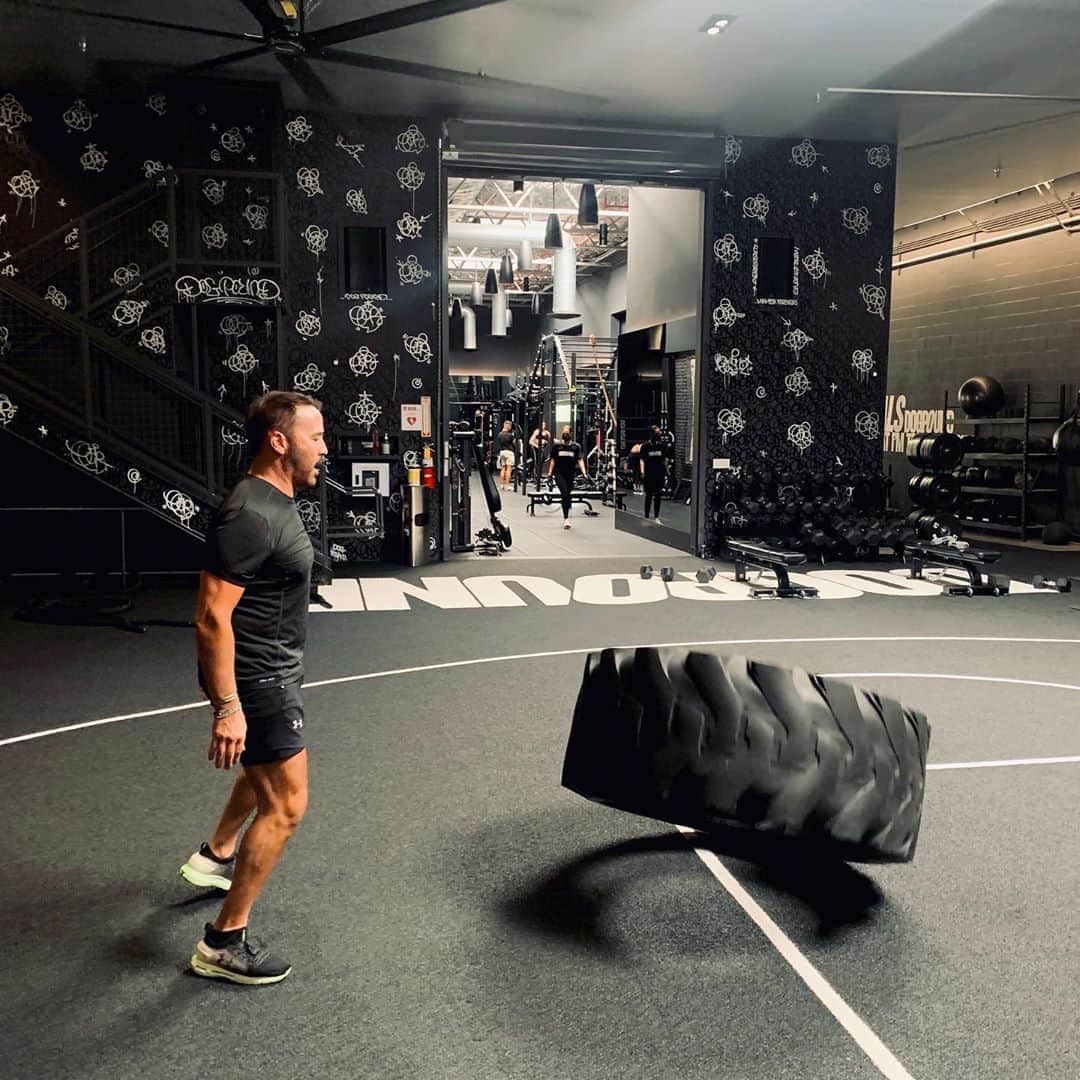 ジェレミー・ピヴェンのインスタグラム：「Throwing this tire with my mind ain’t  easy and it takes a high level of delusional confidence to wear shorts this tight . Thanks @dogpound」