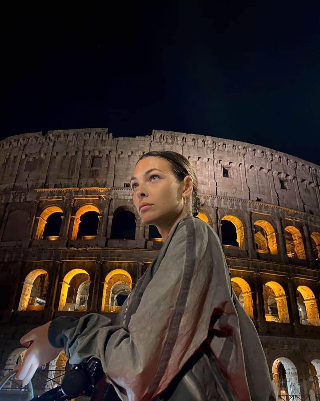 Blonde Saladさんのインスタグラム写真 - (Blonde SaladInstagram)「ITALIAN BEAUTIES 🏛️ #theblondesalad #vittoriaceretti #rome #colosseum @vittoria」8月22日 1時52分 - theblondesalad