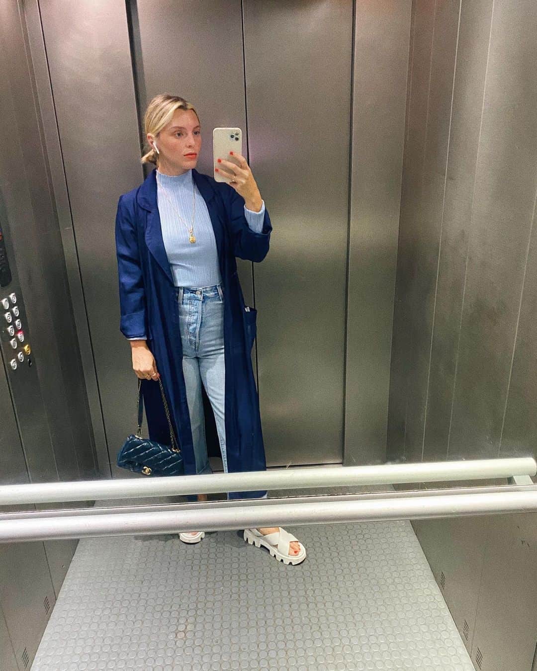 Estée Lalondeのインスタグラム：「💙」