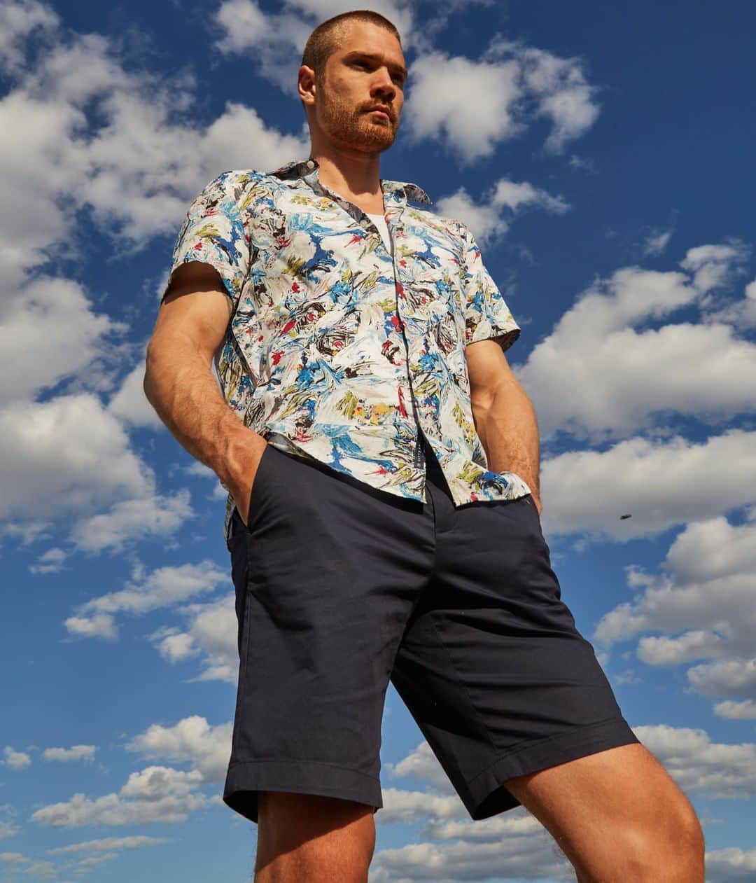 ペリーエリスのインスタグラム：「Happy hour starts early in this outfit. Ease into the weekend in casual styles on sale now. #lifereadysince1976」