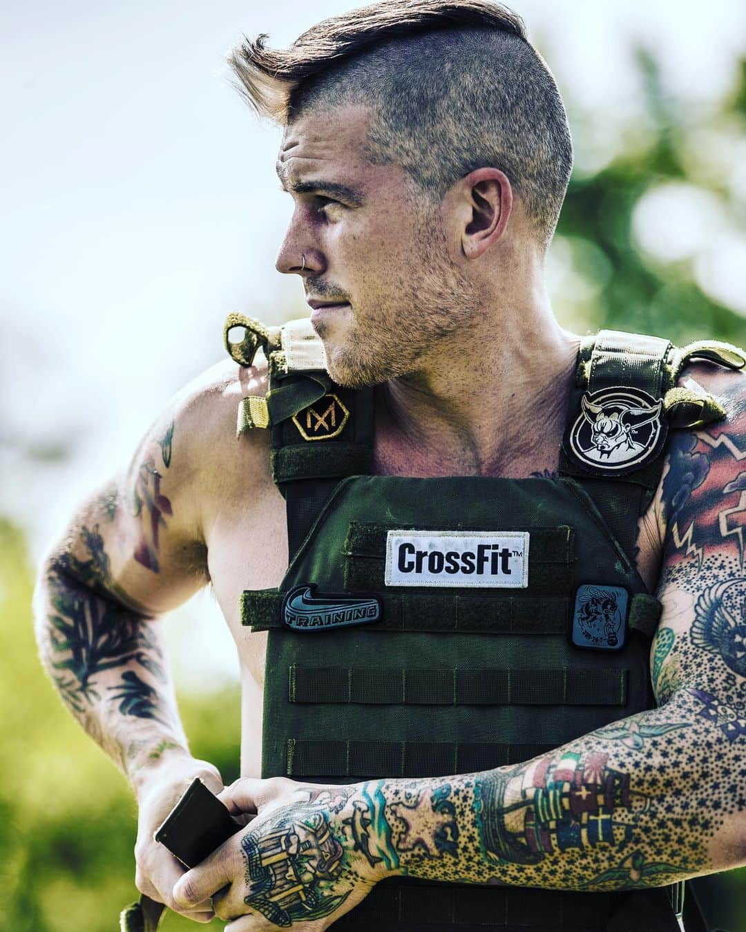 ザッキー・ヴェンジェンスのインスタグラム：「Love my weighted vest workout days. Especially when it involves gymnastics #letsgo #weightedvest #handstand #tattoos #greyhair」