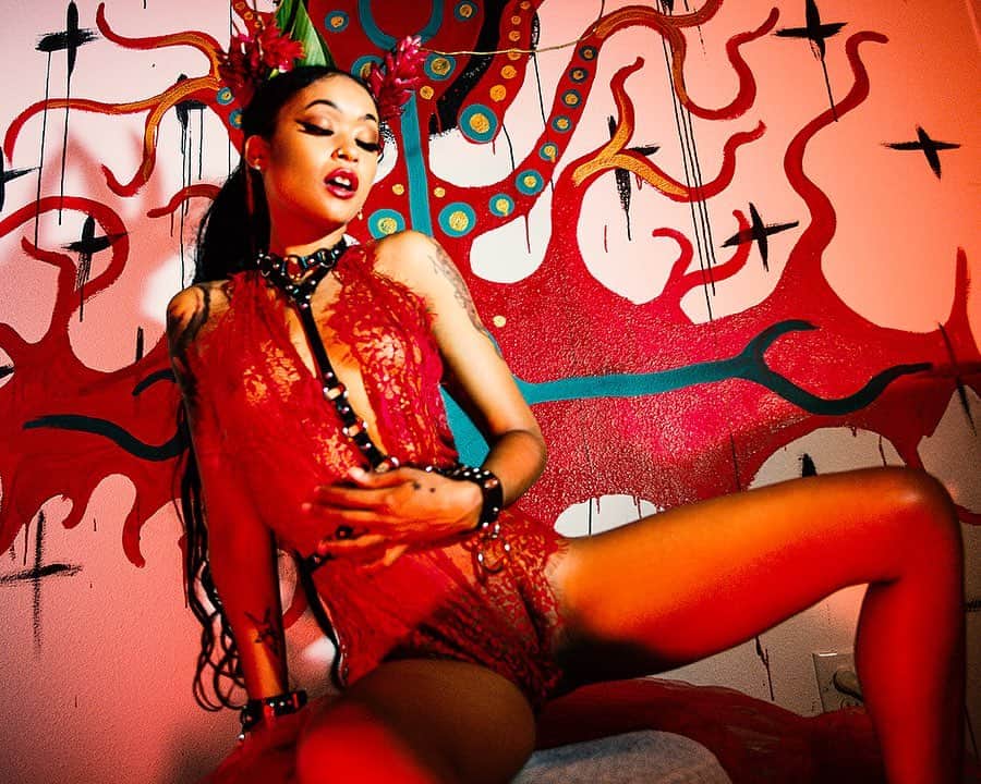 スキン・ダイアモンドのインスタグラム：「Thank fuck it’s Friday. And I’ve got a fun surprise for you! Just head on over to my fan site! DirtyDiamondGirl.com 🥀✨ Photography/Concept/Styling/Set Design by @diederik_comte ❤️ Wearing new leather pieces by @hos_leather!」