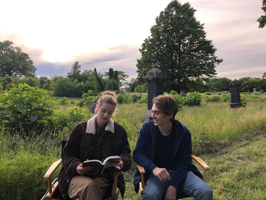 リリ・ラインハルトのインスタグラム：「#ChemicalHearts is finally here. This movie means so much to me and I had the time of my life filming it. I’m so honored to have been part of this film from start to finish as an executive producer- thank you @amazonstudios for having faith in me. I had the honor of working with one of the most talented young actors out there, Austin Abrams.. and one of the hardest working directors I’ve ever met, Richard Tanne. My two boys ❤️ I love them. I love this film. I hope it captures your heart. Enjoy 🌻」