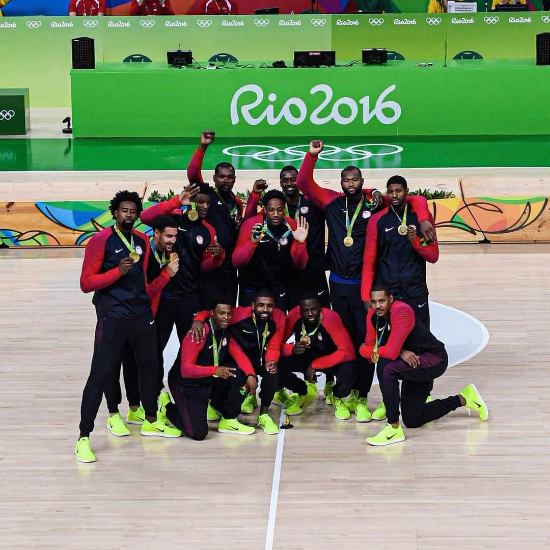 USA Basketballさんのインスタグラム写真 - (USA BasketballInstagram)「A basketball moment greater than any other.  On this day four years ago, the U.S. Men three-peated for Olympic gold in Rio 🥇」8月22日 2時30分 - usabasketball