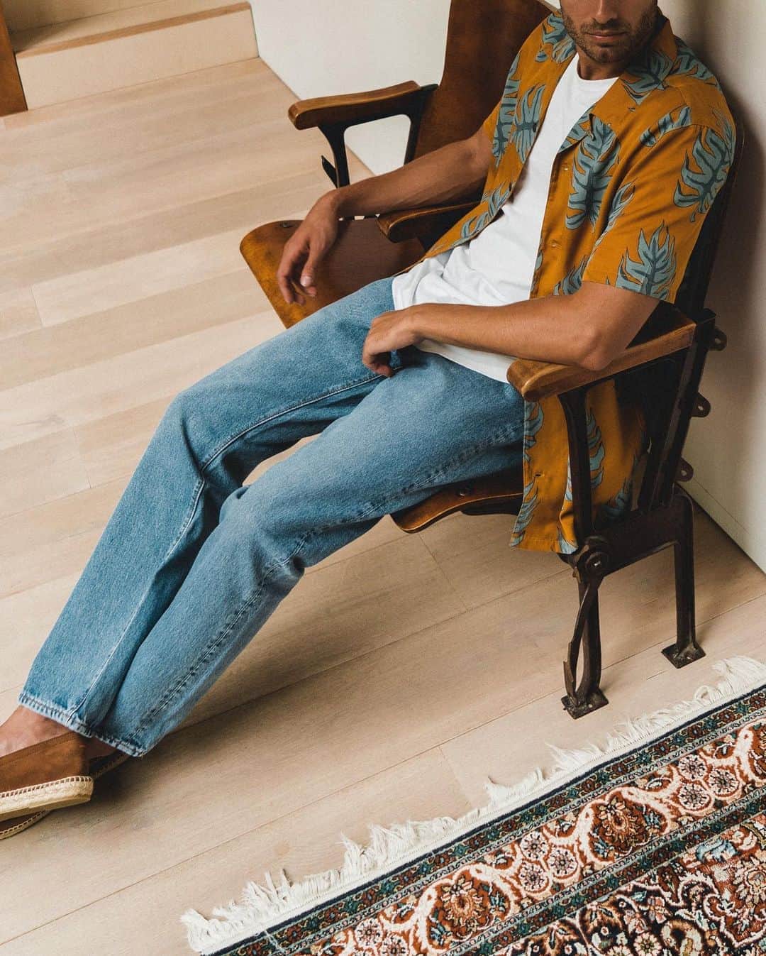 MR PORTERのインスタグラム：「We might not be on holiday, but we can certainly choose a shirt that whisks us away to somewhere a little more tropical. Now, pass us that cocktail with a little umbrella in, please 🍹 #MRPORTER」