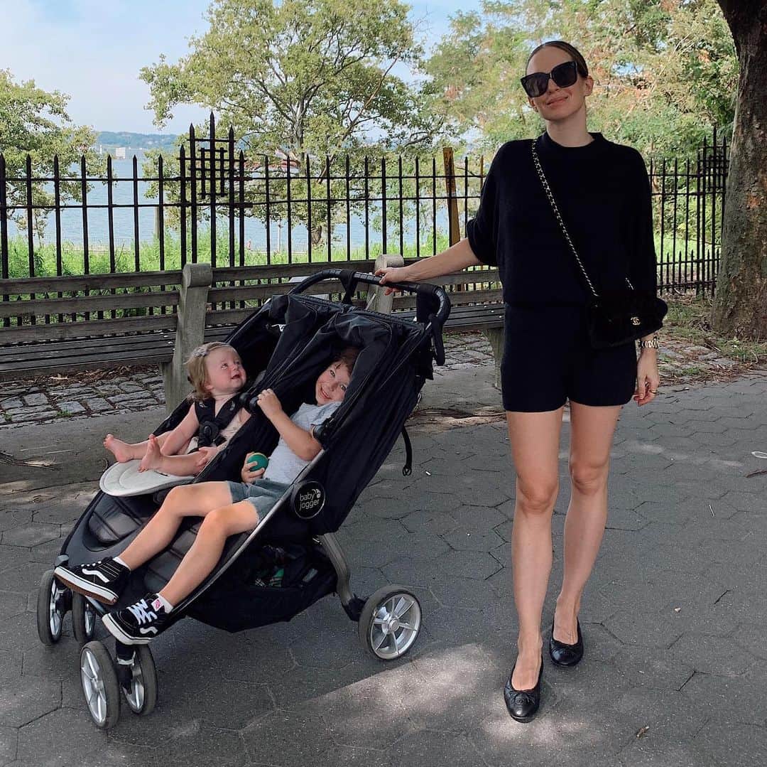 Helena Glazer Hodneさんのインスタグラム写真 - (Helena Glazer HodneInstagram)「Morning walk & Nate’s face is the best part of this photo ➡️➡️ And i like to spearhead the questions before I get them... yes, I was hot🙇🏼‍♀️but luckily, I  had a tank underneath😚」8月22日 2時30分 - brooklynblonde1