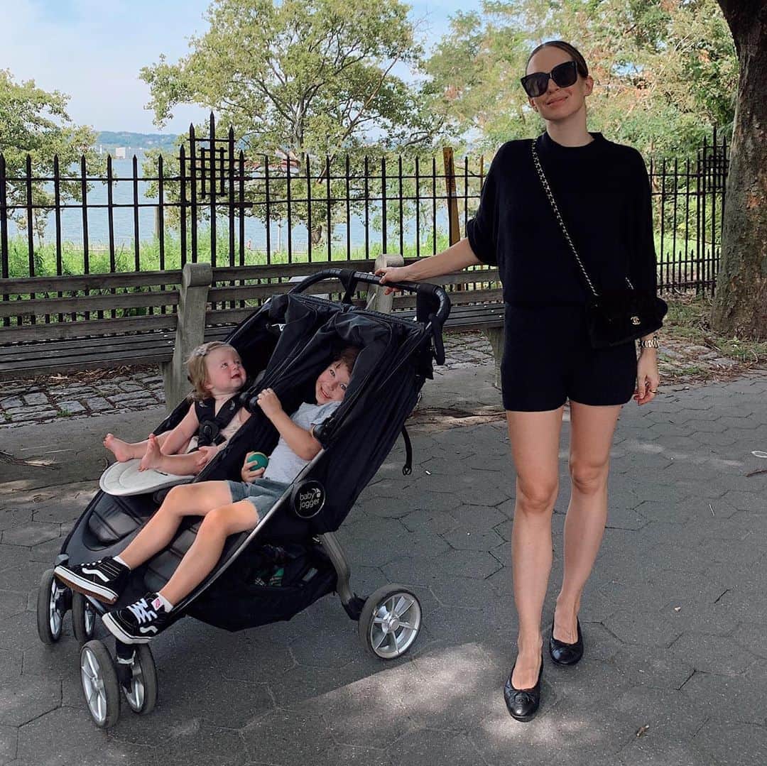 Helena Glazer Hodneのインスタグラム：「Morning walk & Nate’s face is the best part of this photo ➡️➡️ And i like to spearhead the questions before I get them... yes, I was hot🙇🏼‍♀️but luckily, I  had a tank underneath😚」