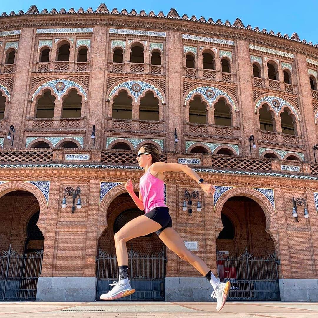 ホカオネオネのインスタグラム：「FRIDAY: 10km run + 10 x 80m strides followed by an upper body strength session 🐂🇪🇸 Hello weekend!" - HOKA Fan @runloloco #TimeToFly」