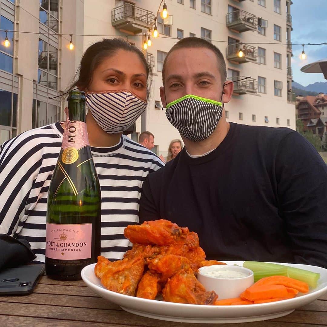 ボビー・ブラウンのインスタグラム：「What’s better than chicken wings and  @moetchandon rose and @ixvcoffee  @alexmillny masks? @codyplof  @payalpateldpt」
