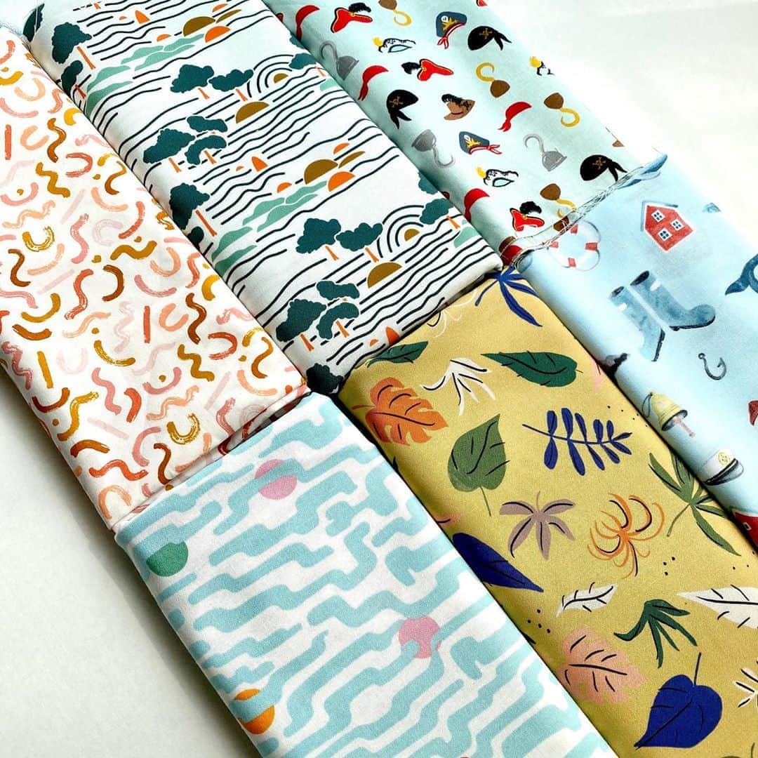 フリーディアのインスタグラム：「More mask orders are coming in! Thinking it’s for back to school 🏫 These new materials came in today. Let me know if they tickle your fancy! Adult $10 Large $12 Kids $8 Shipping $4 Unless you want to pick up @paperpleaseshop ✏️  * * 新しいマスクの生地が届きました！最近またオーダーが増えちゃってて新しい柄をいかがですか？必要であれば言って下さいね！ 大人$10 XL $12 キッズ$8 発送料　$4 日本までだったら＄15くらいかな #facemasks #mask #masks #maskmaker #maskon #handmade #diy #covid #covid19 #coronavirus #pandemic #japanesemask #friediamn」