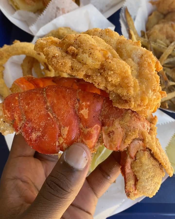 Paul Octaviousのインスタグラム：「🦞 Fried Lobster anyone??    As an #AmexAmbassador I’m going around Chicago supporting as many small business as I can!  Today, I’m supporting @surfsupchicago in Old Town for some seafood lunch with the fam! To help them get back to business, @AmercianExpress is offering their Card Members $5 back after they spend $10+ at an eligible small business... up to 10x!  Just enroll by 8/23/20 at Shopsmall.com and spend by 9/20/20 🍴 #ad」