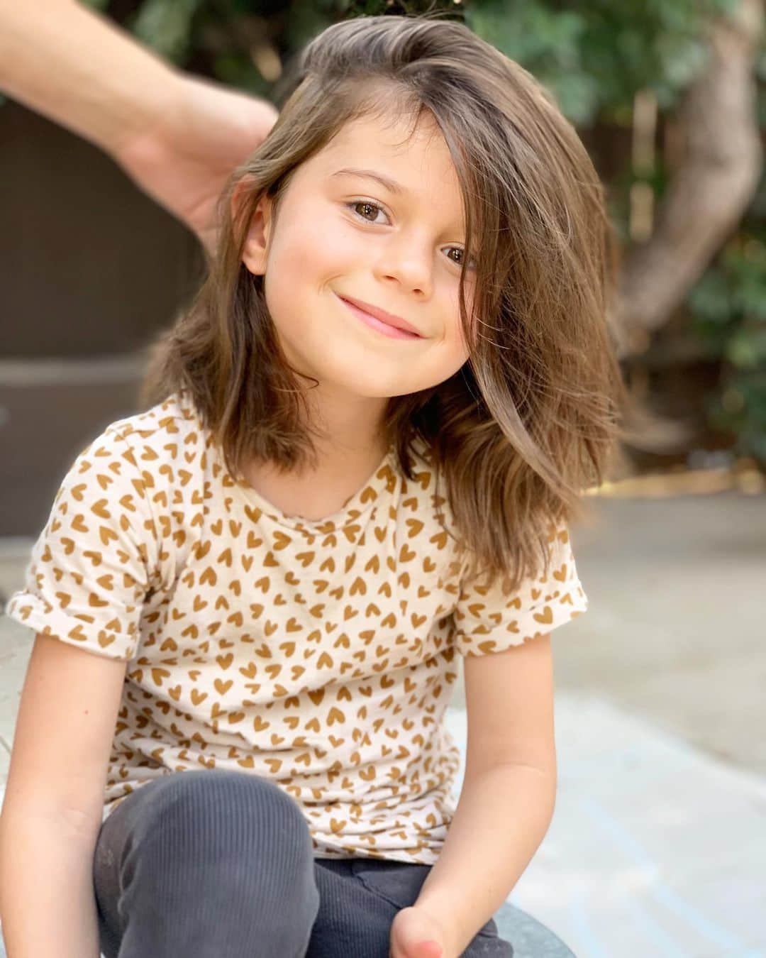 オデット・アナブルのインスタグラム：「Hair did. Chop by her godmama @christinesymondshair 💇🏻‍♀️ Swipe for the before. 🥰」