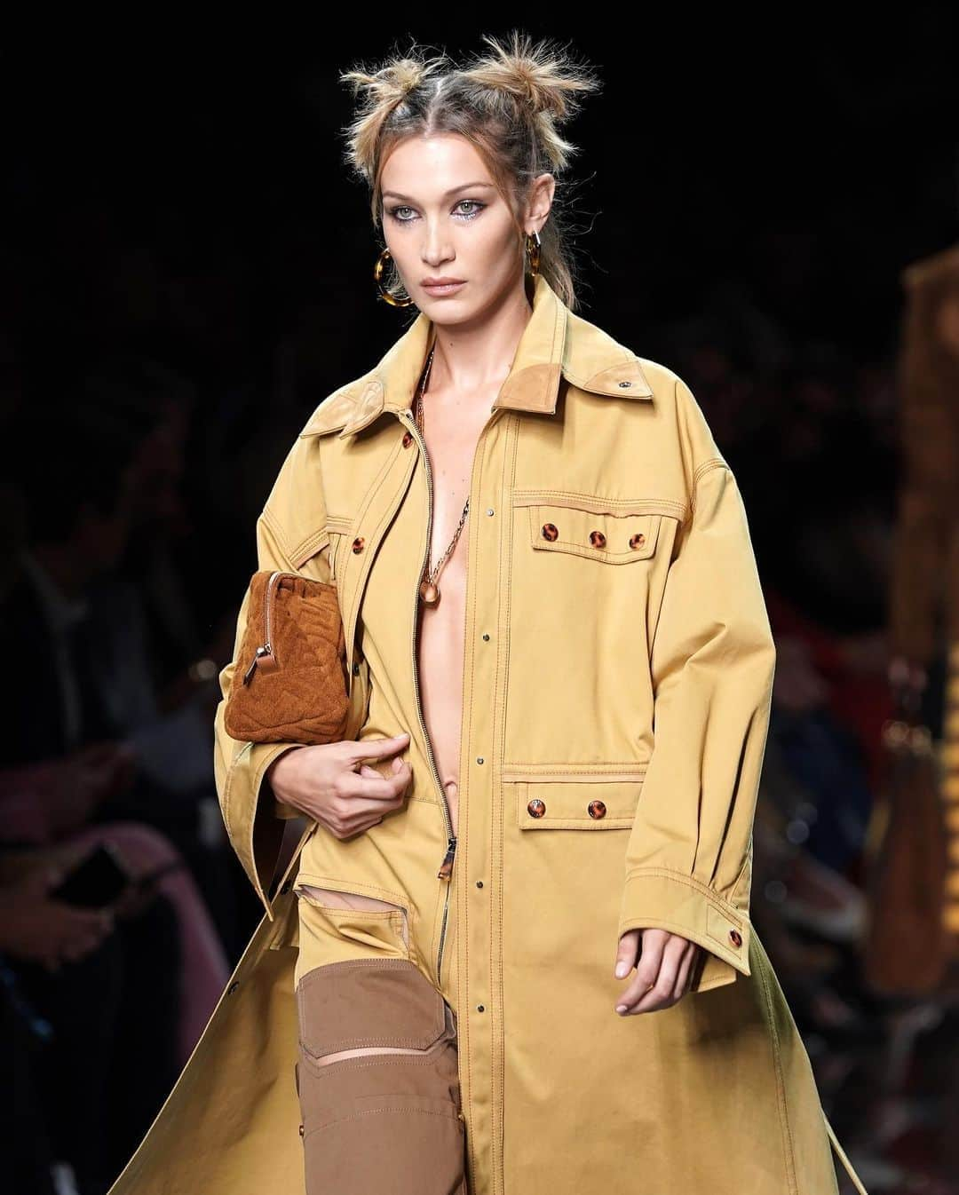 Fashion Weekさんのインスタグラム写真 - (Fashion WeekInstagram)「Staying neutral on the @fendi runway at #MFW September 2019. 📸 by @gettyimages」8月22日 2時47分 - fashionweek