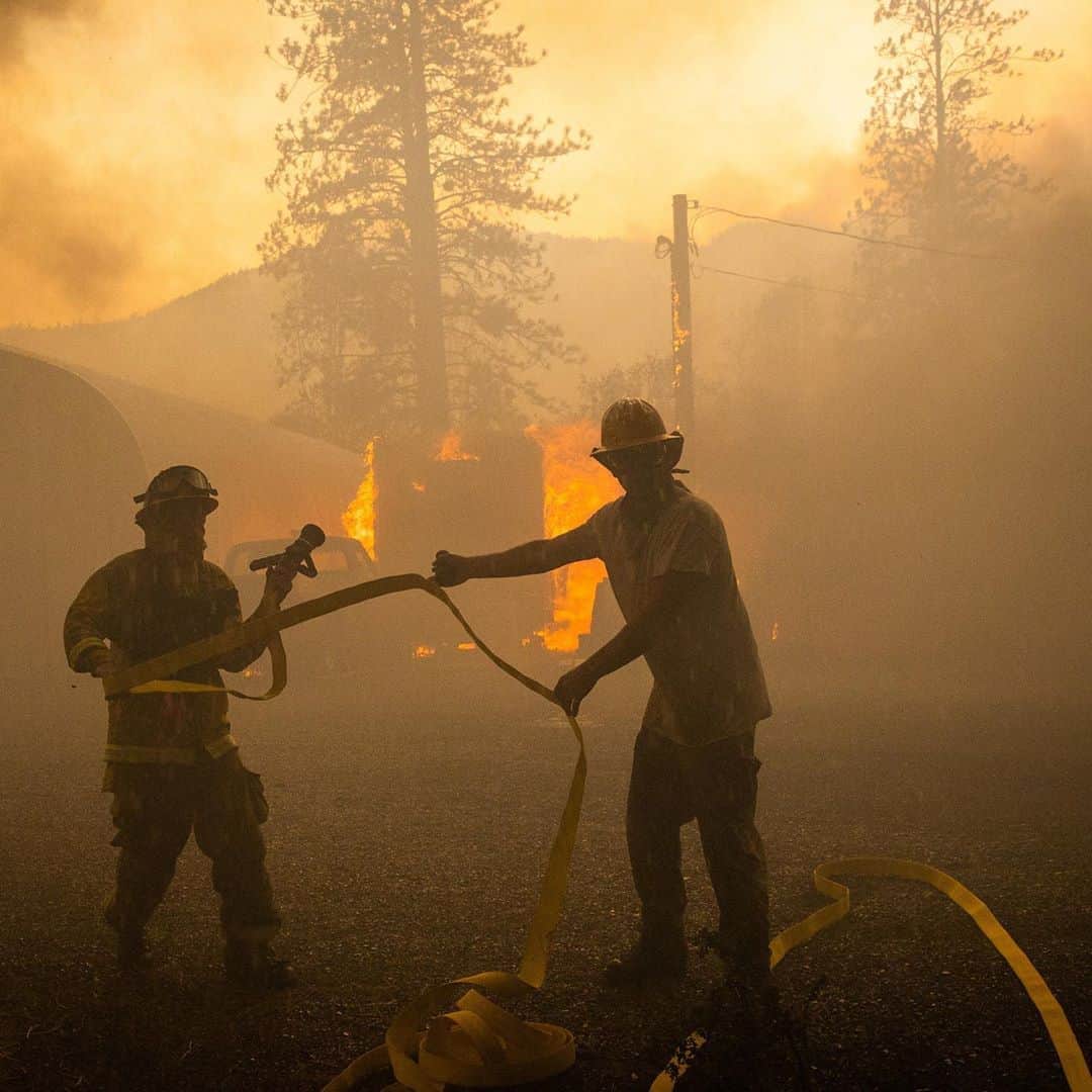 ニューヨーク・タイムズさんのインスタグラム写真 - (ニューヨーク・タイムズInstagram)「The wildfires that continued to rip across Northern California on Thursday have so far killed 5 people and forced at least 62,000 from their homes as firefighters struggle to contain the blazes.⁣ ⁣ At least 4 bodies were recovered Thursday, the authorities said, including 3 from a burned house in a rural area in Napa County and a man found in Solano County. On Wednesday, a helicopter pilot on a water-dropping mission died in a crash in Fresno County.⁣ ⁣ The fires, burning across more than 500,000 acres, were ignited by lightning during an extraordinary period of more than 10,800 lightning strikes over several days, which caused hundreds of fires, including nearly a dozen major ones. As flames raced toward homes this week, smoke worsened an already oppressive heat wave, lightning strikes sparked new fires, the electrical grid struggled to keep up with demand, and the coronavirus threatened illness in evacuation shelters.⁣ ⁣ Firefighters have struggled to contain the largest fires. One group of fires, called the LNU Lightning Complex, doubled in size Wednesday and nearly doubled again on Thursday, growing to 219,067 acres as it stretched across Napa and 4 surrounding counties. The fires in that grouping have destroyed nearly 500 homes and other buildings.⁣ ⁣ Governor @gavinnewsom of California, in a video message for the @demconvention on Thursday, called the state’s wildfires an “unprecedented challenge” and linked them to global warming. ⁣ ⁣ “If you are in denial about climate change, come to California,” he said.⁣ ⁣ Tap the link in our bio for the latest from the wildfires. Photos by @maxwhittaker.⁣」8月22日 2時59分 - nytimes