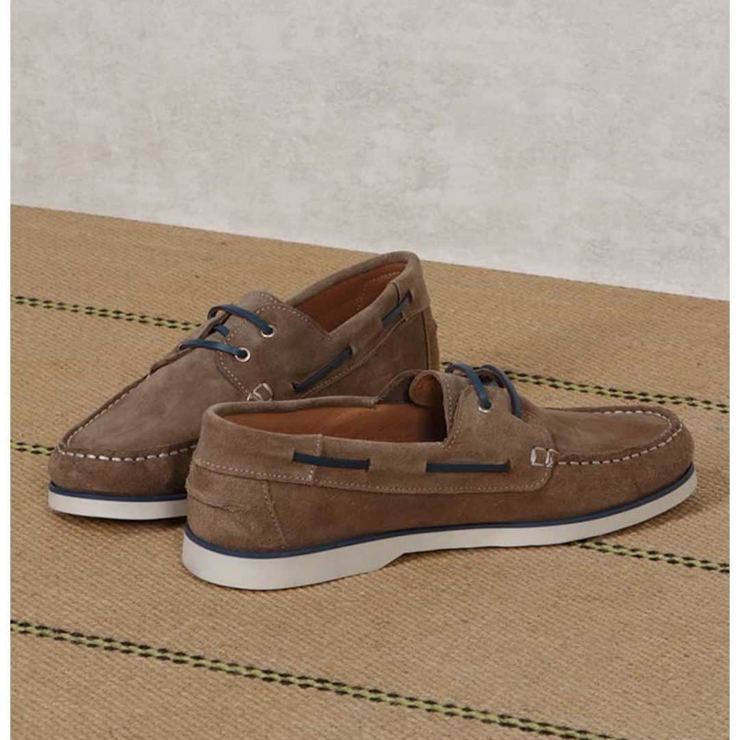のインスタグラム：「No hay calzado más icónico para el verano que unos buenos mocasines.  Ahora con descuentos de Remate Final 👉 LINK BIO 🌴   #florentino #summer #casualwear #zapatos #rebajas #verano #menswear #tropicalsoul #modahombre #descuentosverano」
