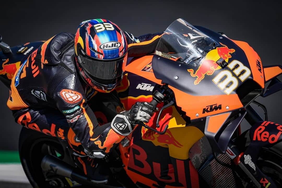 MotoGPさんのインスタグラム写真 - (MotoGPInstagram)「Sights set 👀on Qualifying Day ⏱️ Who will take pole at the Red Bull Ring tomorrow? 🤔 #SwipeLeft ⬅️ #AustrianGP 🏁#MotoGP」8月22日 3時00分 - motogp