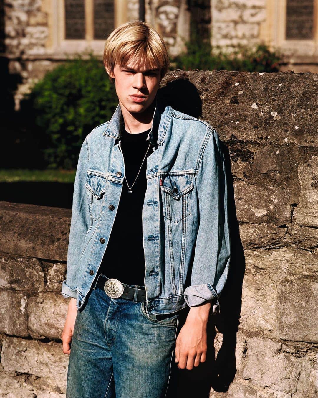 LOVE MAGAZINEのインスタグラム：「On Good Friday, photographer @alasdairmclellan started to document London during the unprecedented Covid-19 global pandemic. Taking his camera outdoors he captured London’s lonely landmarks and its socially distanced youth. #LOVEDiaries   Photographer @alasdairmclellan  Writer @ben.reardon333」