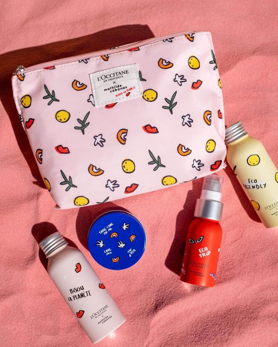 のインスタグラム：「Be an eco-friendly traveller with our travel kit decorated by @mathildecabanas ! Inside this pouch (made out of 100% recycled plastic), you'll find 2 x 100ml empty bottles for your favorite liquid #LOccitane products, 1 x 50ml empty spray bottle for your favorite mist or perfume, and 1 x 50ml empty tin for a heavier cream. Care for the planet and look cute while doing it! Tag someone who would love this travel pouch #LOccitanexMathildeCabanas #TravelSize #TravelFriendly #Upcycling #Collaboration #Artist #MadeinFrance #EcoFriendly」