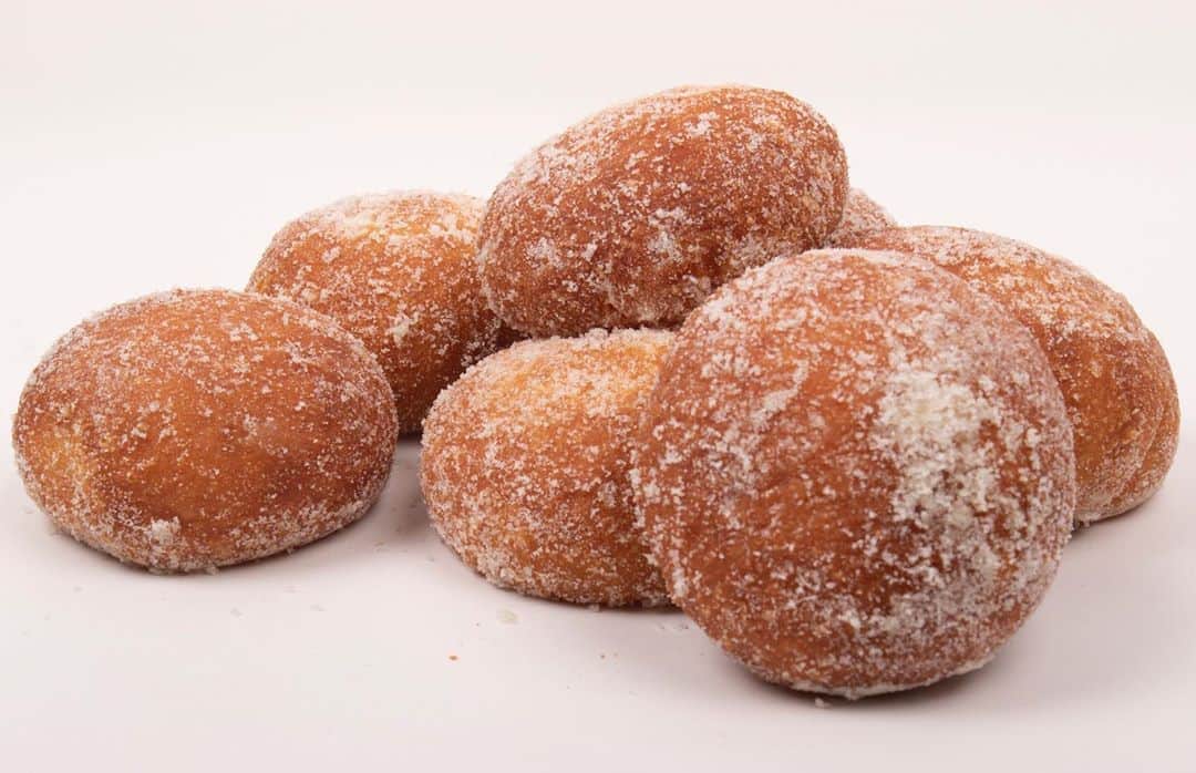 Zippy's Restaurantsのインスタグラム：「Our Malasadas are made #HotandFresh and ready for a #foodie photo shoot. Order ahead on Zippys.com or our mobile app so they’re ready for pickup when you get to Zippy’s.」