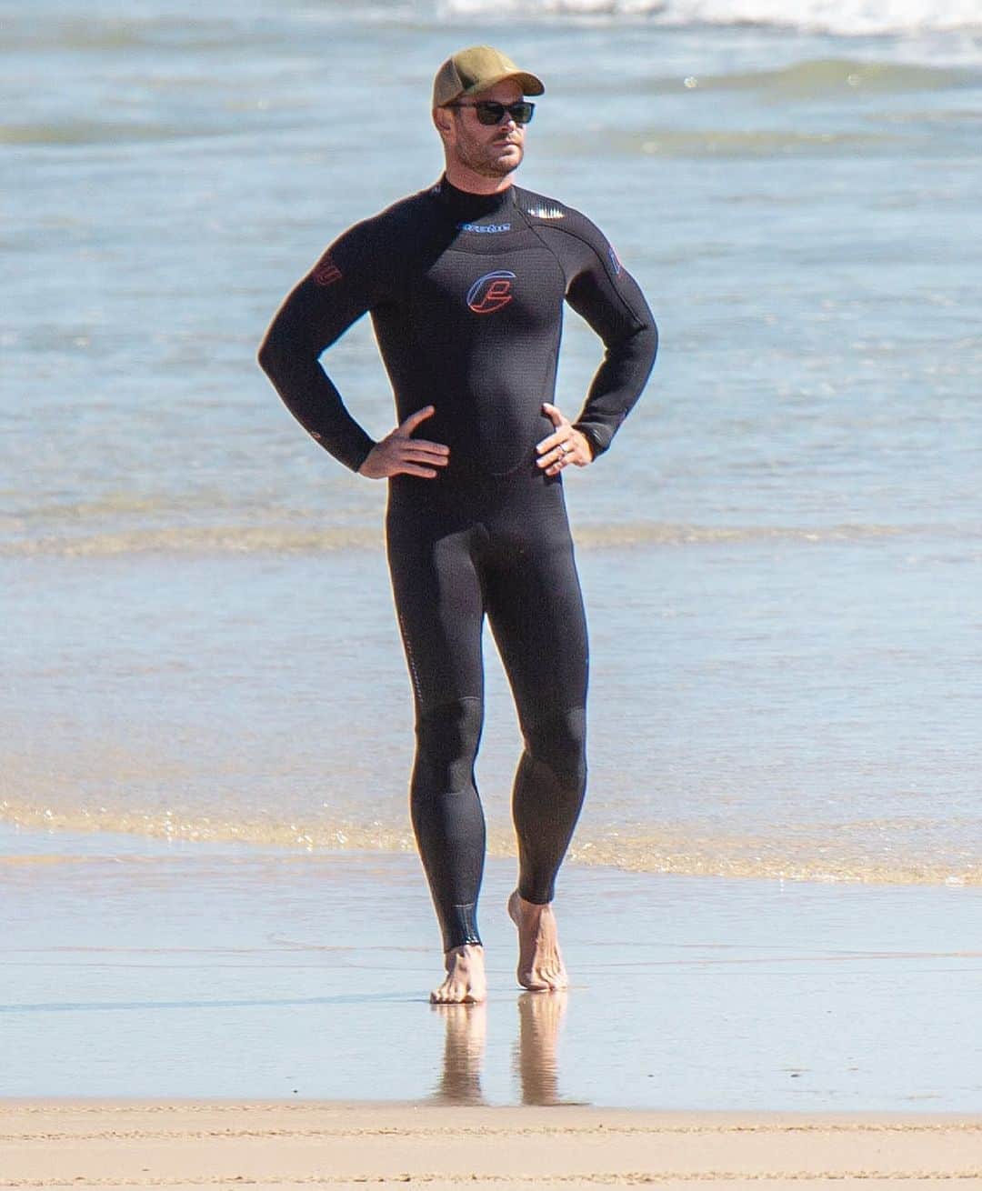 Just Jaredさんのインスタグラム写真 - (Just JaredInstagram)「Chris Hemsworth hit the beach in a skintight wetsuit this week ahead of a scuba diving excursion. More pics on our site! #ChrisHemsworth Photo: Splash」8月22日 3時06分 - justjared