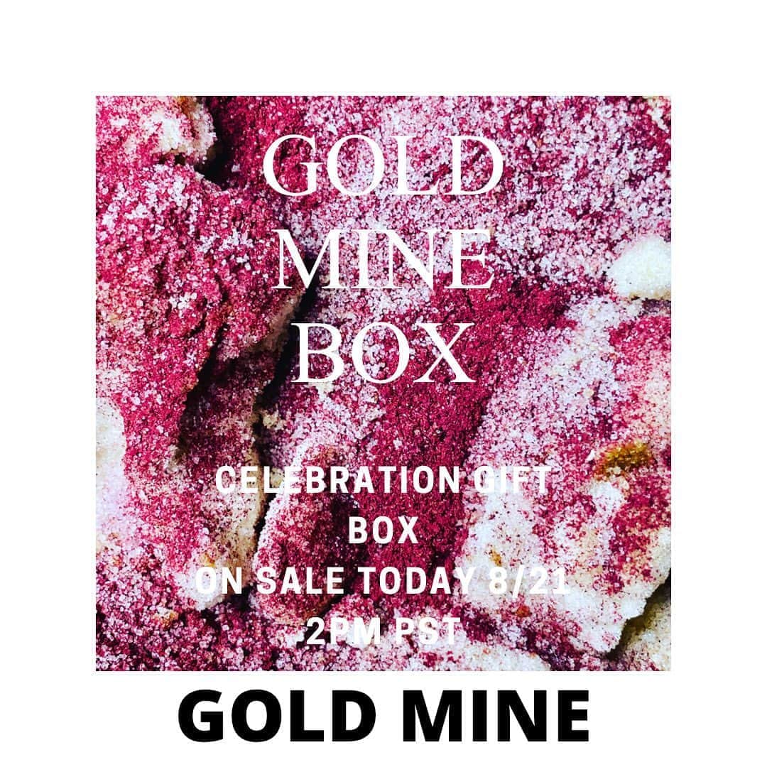 ケリスのインスタグラム：「Are you ready to celebrate?! Cause I am !!! This weeks GOLD MINE CELEBRATION GIFT BOX IS READY AND GOING ON SALE TODAY AT 2pm pst . Here’s what you’ll get  -Hibiscus smoked cbd sugar   -Hennessy Madagascar vanilla  steeped pure cane sugar  -coconut rum infused smoked pure cane sugar   -joes cbd infused coffee   -fresh strawberry balsamic reduction   -the truth habanero cbd hot sauce   -cobbler/buckle mix to really get the party started !   I made this box with lots of love and thought about what I would want in the perfect gift box to myself ! I made half the amount of boxes I usually make so this box will go fast .  Don’t miss it . Turn your notifications on and get ready my loves ! ❤️ #sweet #sweettooth #infused #cbd #premium #happybirthday #sale #giftideas #cheflife #infusededibles」
