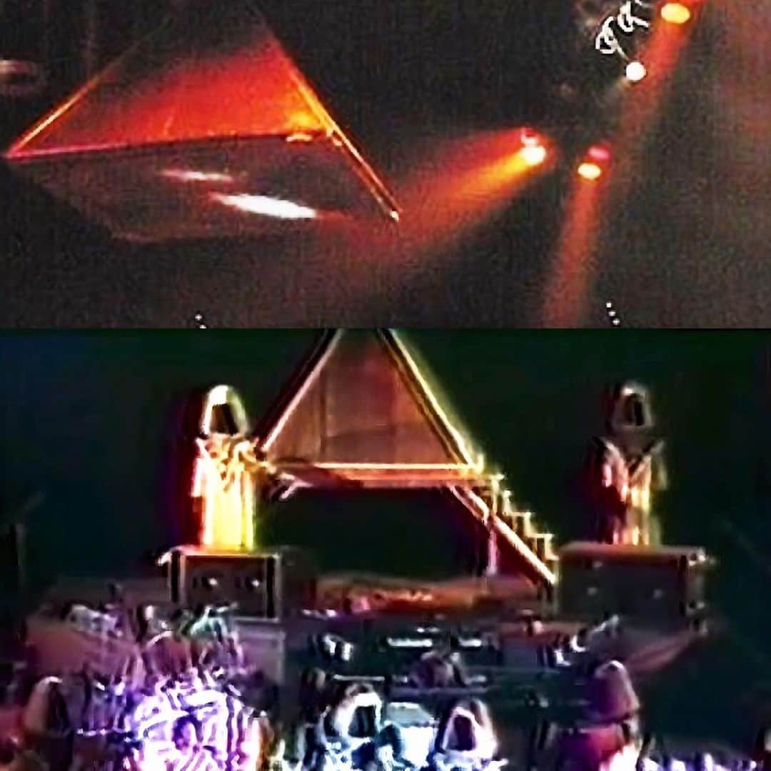 アース・ウィンド・アンド・ファイアーさんのインスタグラム写真 - (アース・ウィンド・アンド・ファイアーInstagram)「#FBF 🛸Did you know that the stage above which we appeared in a floating pyramid was designed with Doug Henning? The 'Jupiter' show had us reappearing in a flash,  spaceman costumes and all 🚀」8月22日 3時26分 - earthwindandfire