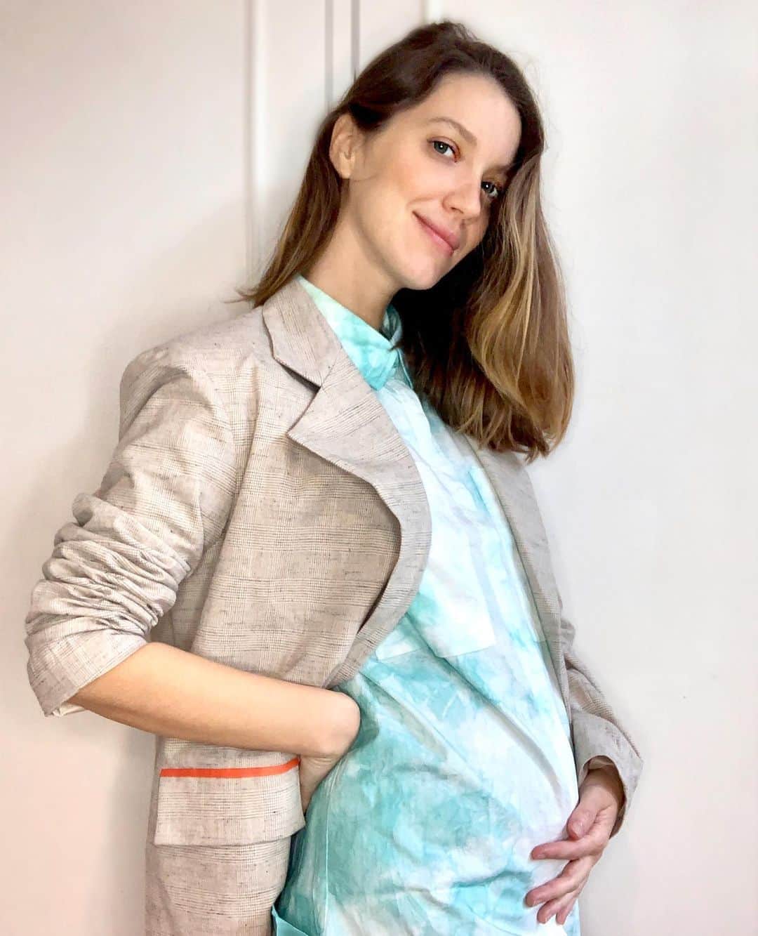ナタリア・ディルのインスタグラム：「Barriguinha chegando de mansinho! Look da live pra entrevista que dei hoje para a @marieclairebr Pra quem perdeu, ela está na íntegra no perfil da revista! ❤️ Look: @augustana_store」