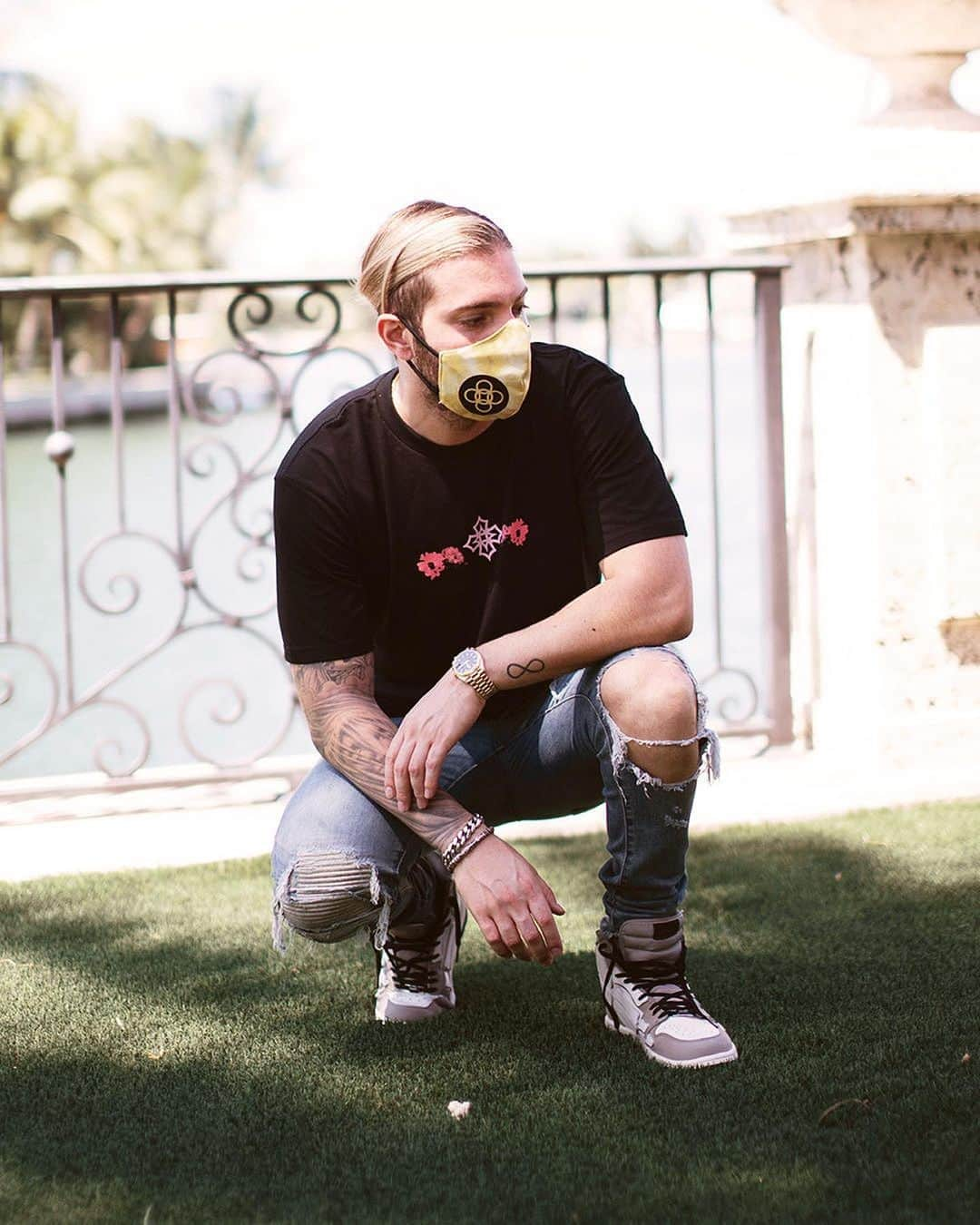 アレッソさんのインスタグラム写真 - (アレッソInstagram)「Rose Garden T-Shirt & Biohazard Mask. Limited quantities available now!! Link in bio」8月22日 3時36分 - alesso