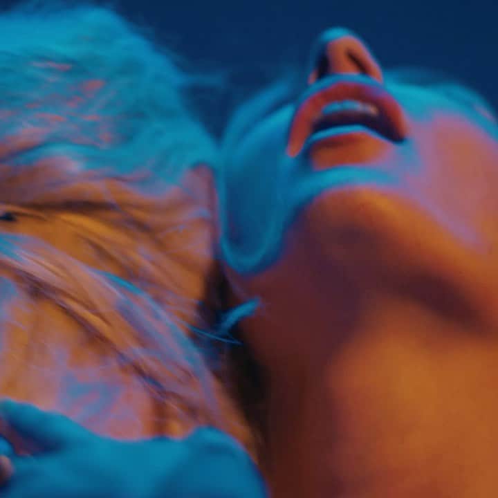 マティー・ノイズのインスタグラム：「you gotta love yourself before you can love anyone else. watch me get to make out with myself this Tuesday when wrong music video drops!! 😍😍😍 happy bday to meee」