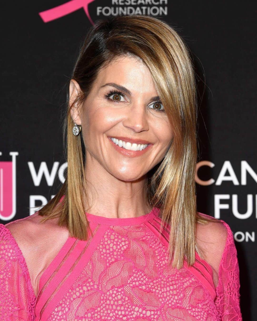Just Jaredさんのインスタグラム写真 - (Just JaredInstagram)「#LoriLoughlin is also going to prison for her role in the college admissions scandal. Tap this picture in the LINK IN BIO for more details. Photo: Getty」8月22日 4時00分 - justjared