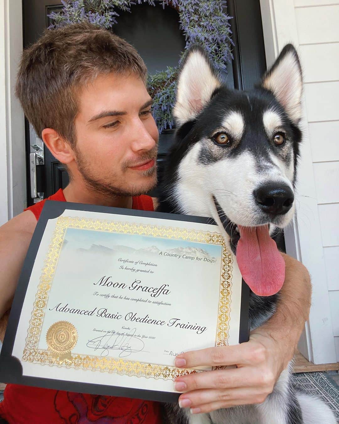 ジョーイ・グレーセッファのインスタグラム：「my Moony turns 1 today and he graduated puppy school 🥳🎉 now it’s time for him to get a job 👁👁」
