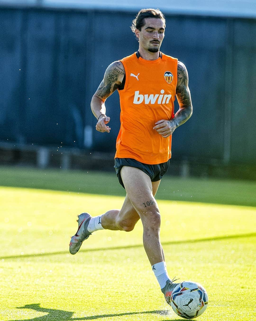 バレンシアCFさんのインスタグラム写真 - (バレンシアCFInstagram)「Jason Remeseiro y Hugo González, novedades del último entrenamiento antes del partido contra el CD Castellón.  #AMUNTValencia 🦇」8月22日 3時58分 - valenciacf