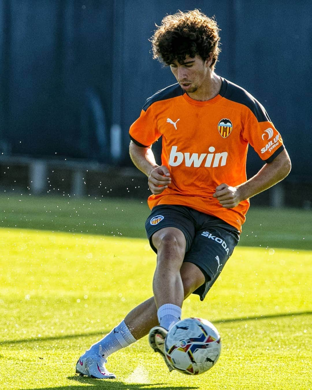 バレンシアCFさんのインスタグラム写真 - (バレンシアCFInstagram)「Jason Remeseiro y Hugo González, novedades del último entrenamiento antes del partido contra el CD Castellón.  #AMUNTValencia 🦇」8月22日 3時58分 - valenciacf