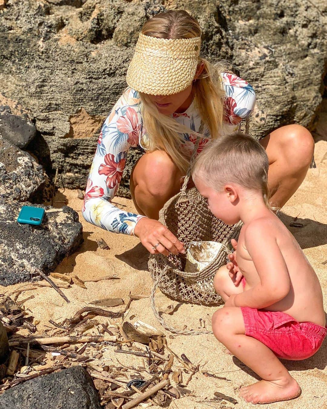 Bethany Hamiltonのインスタグラム：「#AD @BrianSkerry’s work with @NatGeo showing pollution in Maine encouraged me to share our experience in Hawai’i. Whenever my family and I go to the beach, we try to pick up any trash we come across. It's maddening to see the effects of how these plastics impact the ecosystem and the ocean life, which ultimately impacts our entire planet and future generations.  This is why it’s so important to find companies that are helping to create a more sustainable future through their use of recycled materials! I was stoked to find that WĀKE cases from @LifeProof are made from 85% ocean-based recycled plastic. They are actually built from ditched fishing nets. I think it's rad that they are supporting efforts to prevent plastic from reaching our oceans and giving collected plastics new lives!  You can get in on the cleanup action too! At your local beach, park, lake, or even just walking down the street, clean up after yourself and others. Beyond that, consider supporting brands that are making change like the #LifeProofWAKE cases. Check out @LifeProof to learn more about their sustainability efforts! #ShowUsYourProof #LifeProofGivesBack」